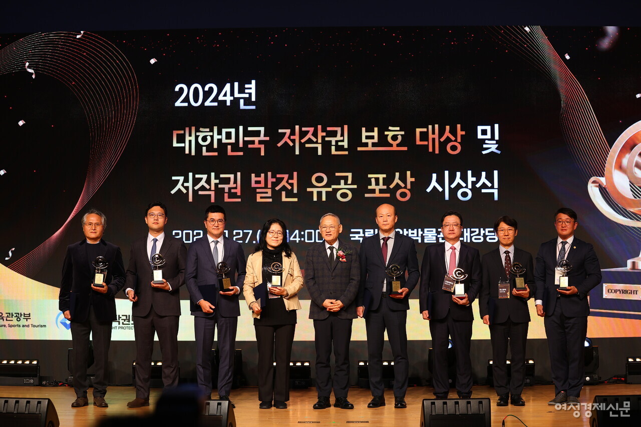 27일 오후 서울 용산구 국립중앙박물관에서 개최된 2024년 대한민국 저작권 보호 대상 및 저작권 발전 유공 포상 시상식에서 수상자들이 기념 촬영을 하고 있다. /류빈 기자