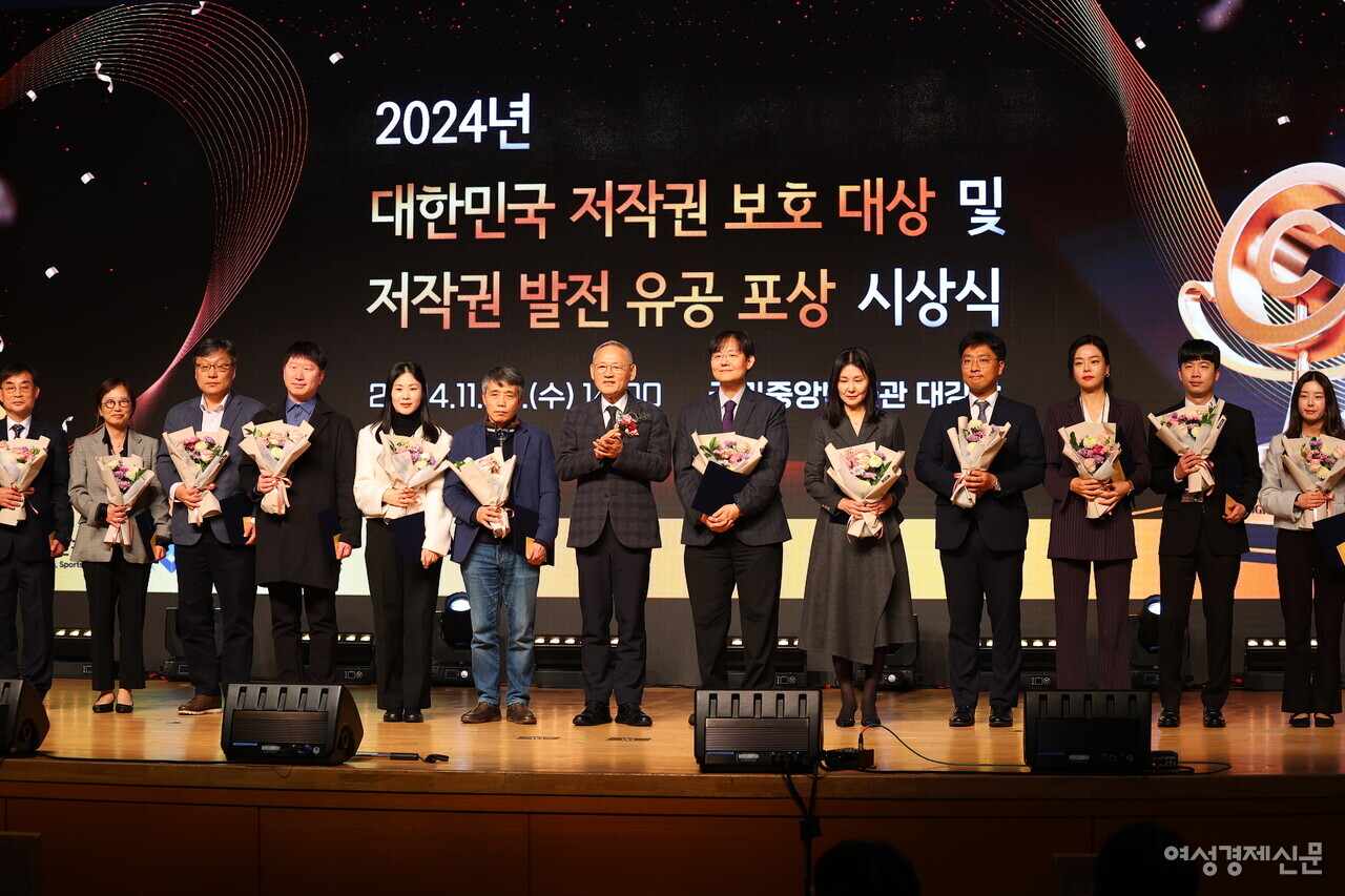 27일 오후 서울 용산구 국립중앙박물관에서 개최된 2024년 대한민국 저작권 보호 대상 및 저작권 발전 유공 포상 시상식에서 수상자들이 기념 촬영을 하고 있다. /류빈 기자