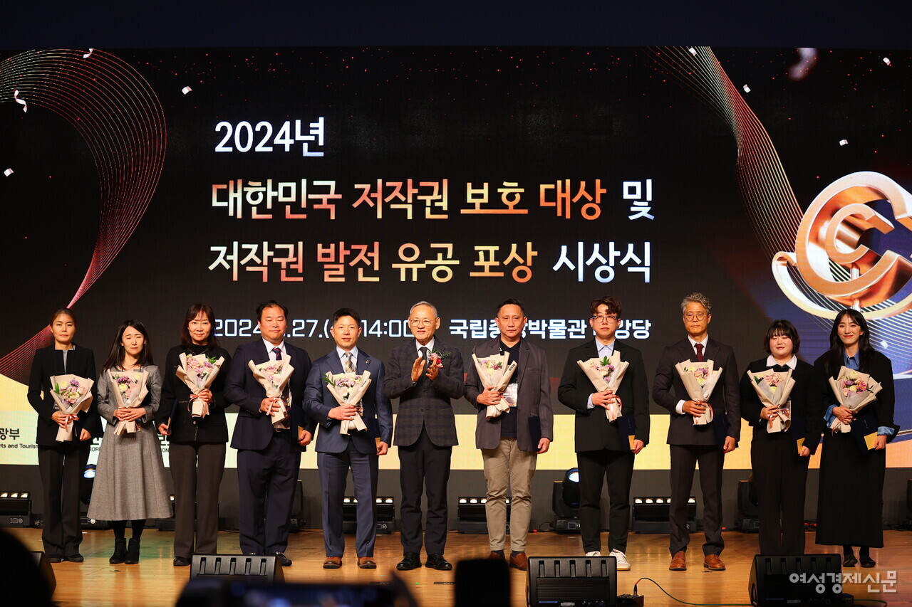 27일 오후 서울 용산구 국립중앙박물관에서 개최된 2024년 대한민국 저작권 보호 대상 및 저작권 발전 유공 포상 시상식에서 수상자들이 기념 촬영을 하고 있다. /류빈 기자