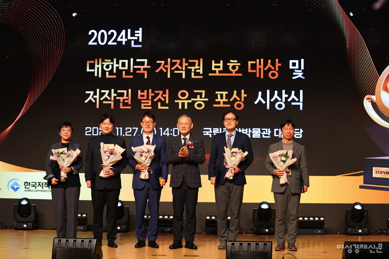 27일 오후 서울 용산구 국립중앙박물관에서 개최된 2024년 대한민국 저작권 보호 대상 및 저작권 발전 유공 포상 시상식에서 수상자들이 기념 촬영을 하고 있다. /류빈 기자