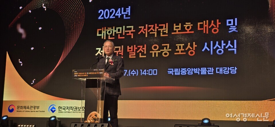 유인촌 문화체육관광부 장관은 27일 서울 국립중앙박물관에서 열린 '2024 대한민국 저작권 보호 대상 및 발전 유공 포상' 축사에서 "창작의 가치를 존중하고 공정한 저작권 제도를 뒷받침하며 K-콘텐츠가 세계적 경쟁력을 유지하는 데 기여해 주신 모든 분께 깊은 존경을 표한다"고 말했다. /류빈 기자