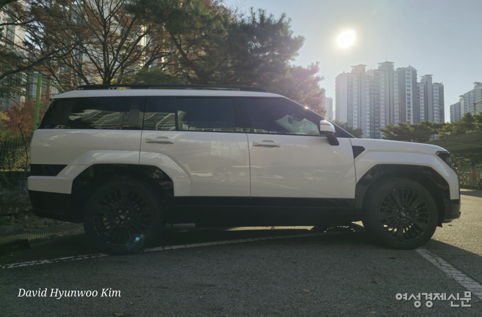 싼타페는 4830㎜의 전장과 1900㎜의 전폭, 2815㎜의 휠베이스를 자랑한다. /김현우 기자