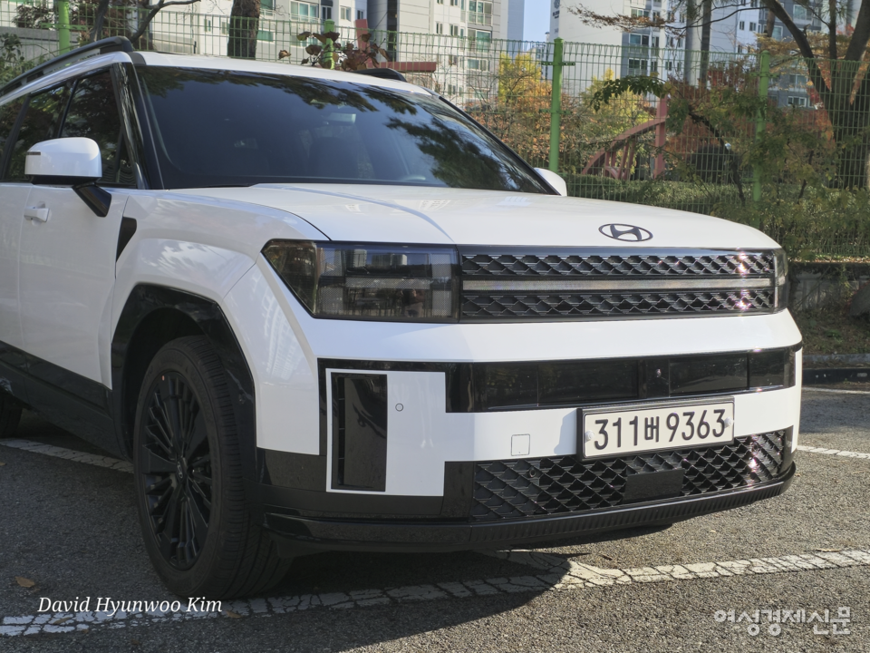 현대자동차 싼타페 하이브리드. . 박스형 디자인을 살려 넉넉한 공간을 자랑한다. /김현우 기자