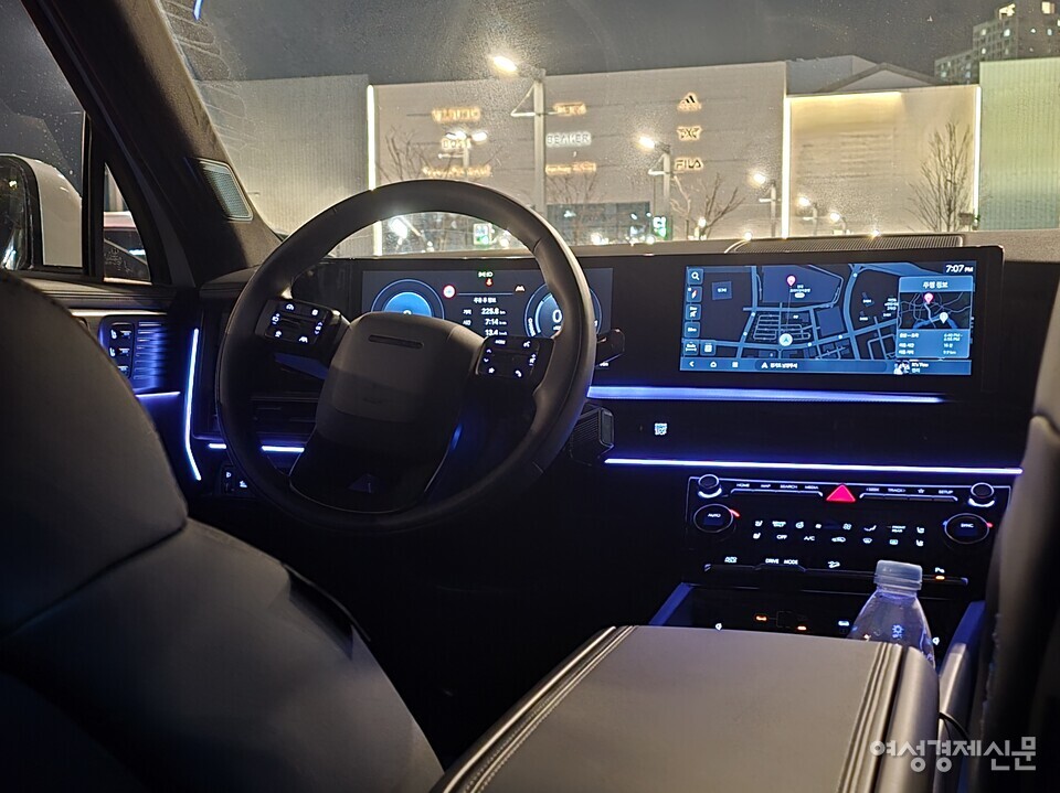 싼타페의 디지털 인터페이스는 운전자를 위한 세심함이 돋보인다. 컬럼식 전자식 변속 다이얼은 조작을 직관적으로 만들었다. 넓고 선명한 12.3인치 디스플레이는 주행 정보를 직관적으로 제공한다. /김현우 기자