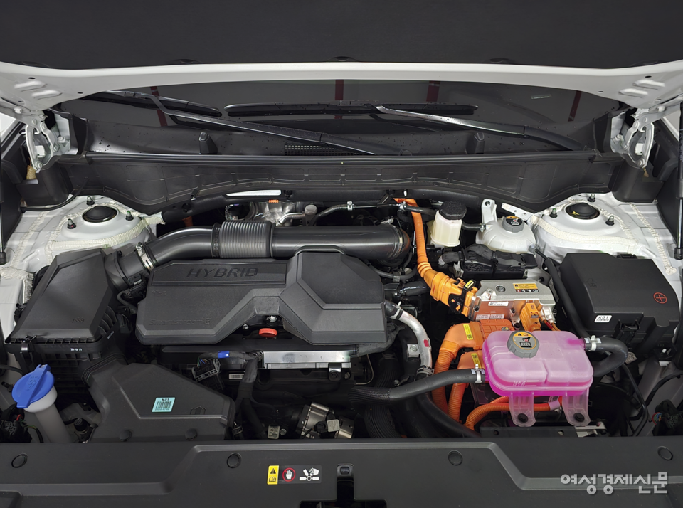 싼타페 하이브리드는 익스클루시브 트림의 시작가가 약 3888만 원이다. 경쟁 모델인 기아 쏘렌토 하이브리드(약 3900만 원)와 비슷한 가격대를 형성하고 있다. /김현우 기자