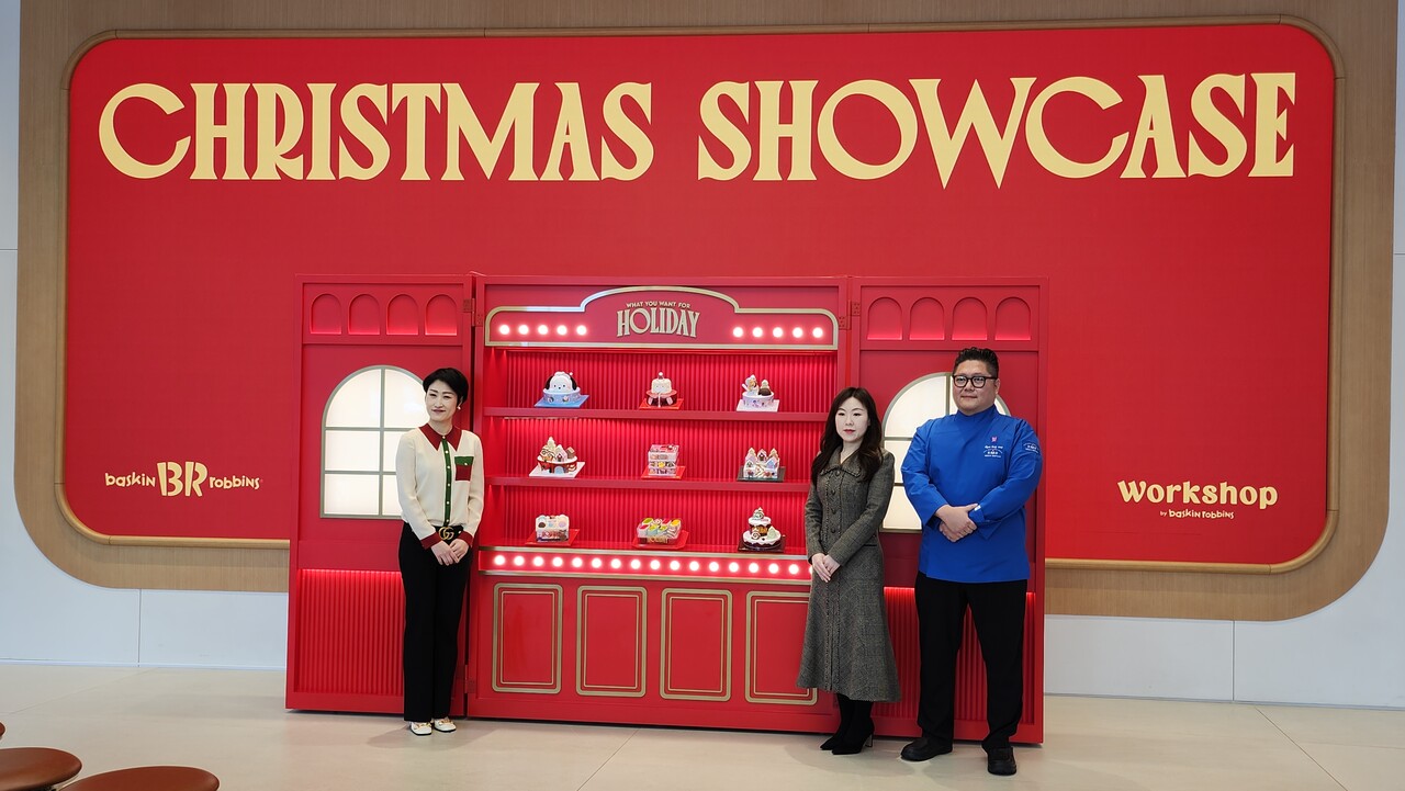 배스킨라빈스는 28일 서울 강남구에 위치한 ‘워크샵 바이 배스킨라빈스’ 매장에서 2024년 크리스마스 케이크 쇼케이스를 진행해 ‘왓츄원 포 홀리데이’를 테마로 17종의 아이스크림 케이크를 선보였다. /류빈 기자