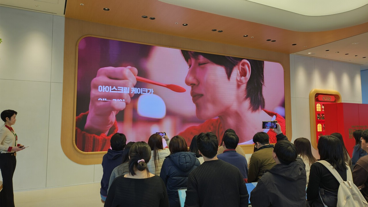  배스킨라빈스는 28일 변우석이 출연한 크리스마스 케이크 광고의 본편 영상을 공개했다. /류빈 기자