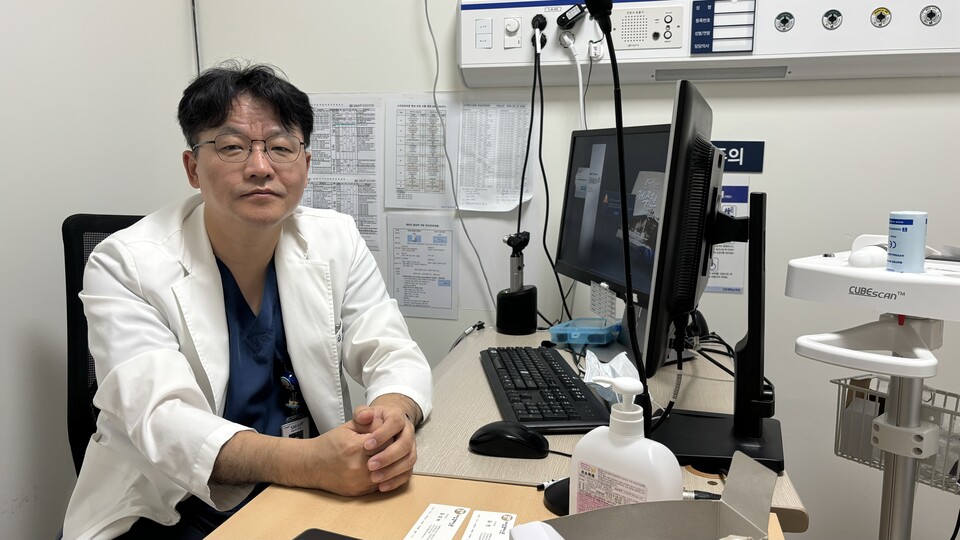 김도균 서울대학교 응급의학과 교수는 "응급실에서 응급환자를 진료할 의사가 없다"면서 "다른 곳으로 전원시키는 일이 계속 발생하는 이유는 배후 진료과 의료진의 수가 줄어들었기 때문"이라고 설명했다. /김성하 인턴 기자