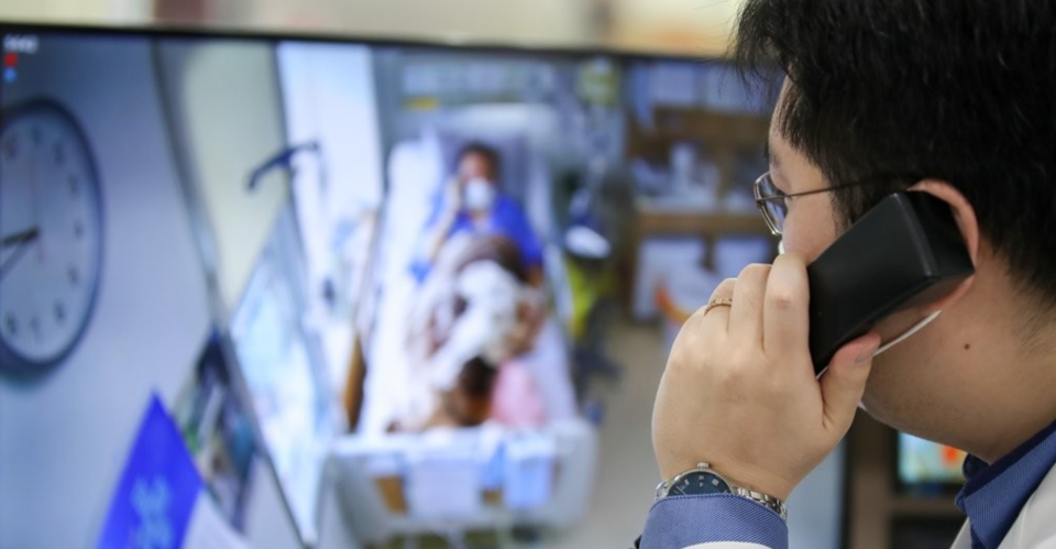 전화로 환자 상태를 확인하는 의사 /연합뉴스