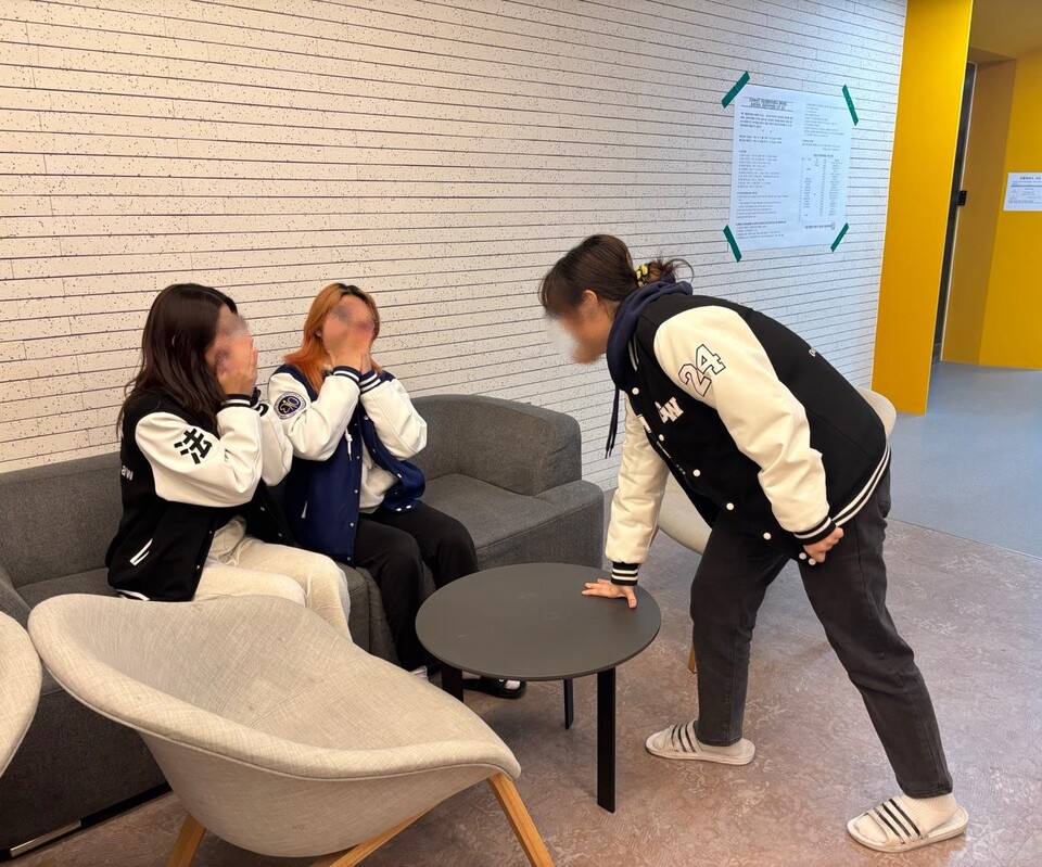 담소를 나누는 대학생 새내기들 /김다인