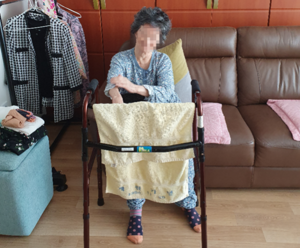 어르신들을 뵐 때마다 나의 미래를 생각하게 되고 좀 더 건강을 돌보며 나의 손길과 눈길에 따스함과 진심을 담아 어르신들께 전달하고자 다짐해 본다. /유선목