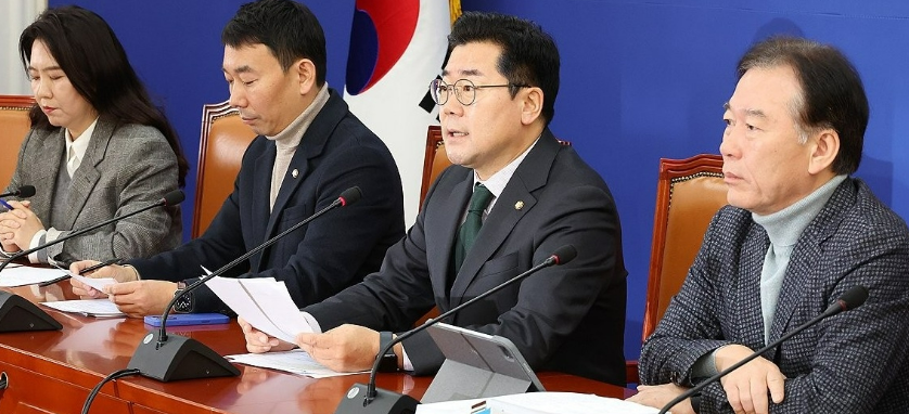 박찬대 더불어민주당 원내대표(왼쪽 세번째)가 1일 오전 국회에서 열린 기자간담회에서 "가상자산 과세를 유예하는 정부의 소득세법 개정안을 2일 본회의에서 처리하겠다"고 밝혔다. /연합뉴스