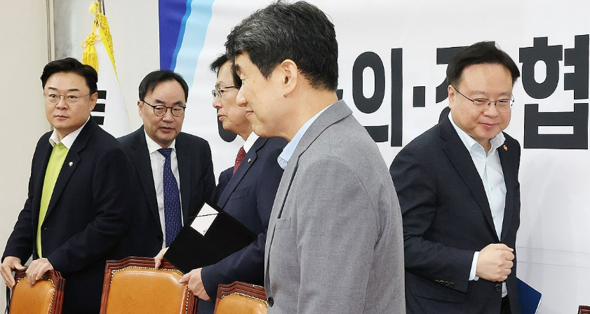 1일 오후 국회에서 열린 여·야·의·정 협의체 회의에 이주호 사회부총리 겸 교육부 장관, 조규홍 복지부 장관, 이진우 대한의학회장 등이 참석해 자리로 향하고 있다. /연합뉴스