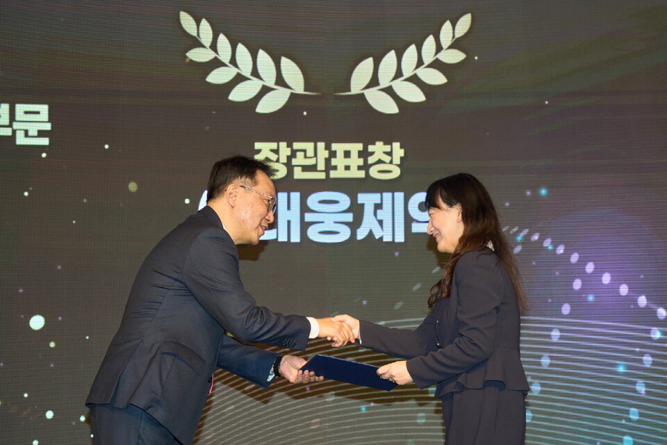 박은경 대웅제약 C&D전략팀장이 우수 혁신형 제약기업 보건복지부 장관 표창을 수여 받고 있다. /대웅제약