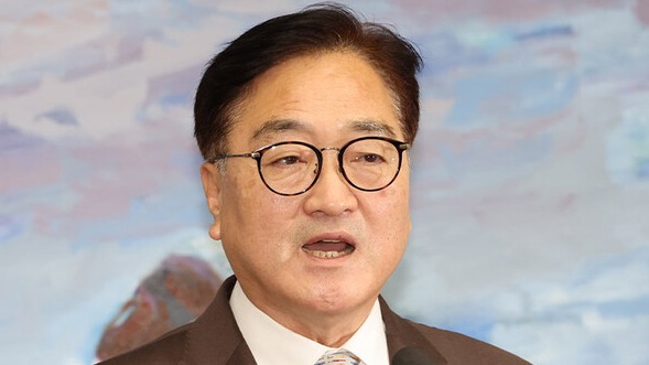 우원식 국회의장이 2일 오전 서울 여의도 국회에서 긴급 기자회견을 열어 이날 본회의에서 내년 예산안을 상정하지 않을 것이라고 밝히고 있다. /연합뉴스