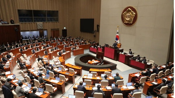 2일 서울 여의도 국회에서 열린 본회의에서 의료인이 임신 32주 이전 여성 등에게 태아의 성별을 알려줄 수 있도록 하는 내용 등을 담은 의료법 일부개정법률안이 통과됐다. /연합뉴스