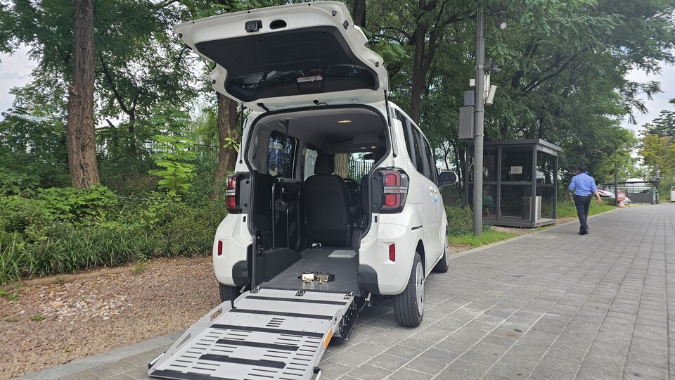 휠체어 탑승이 가능하도록 개조된 지엔카 레이 복지차 모습 /지엔카