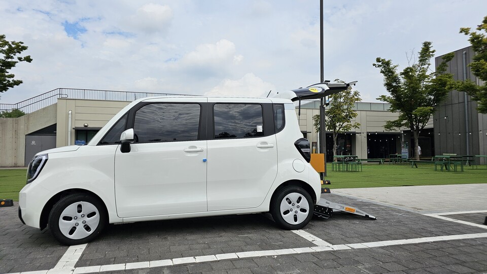 휠체어 탑승이 가능하도록 개조된 지엔카 레이 복지차 모습 /지엔카