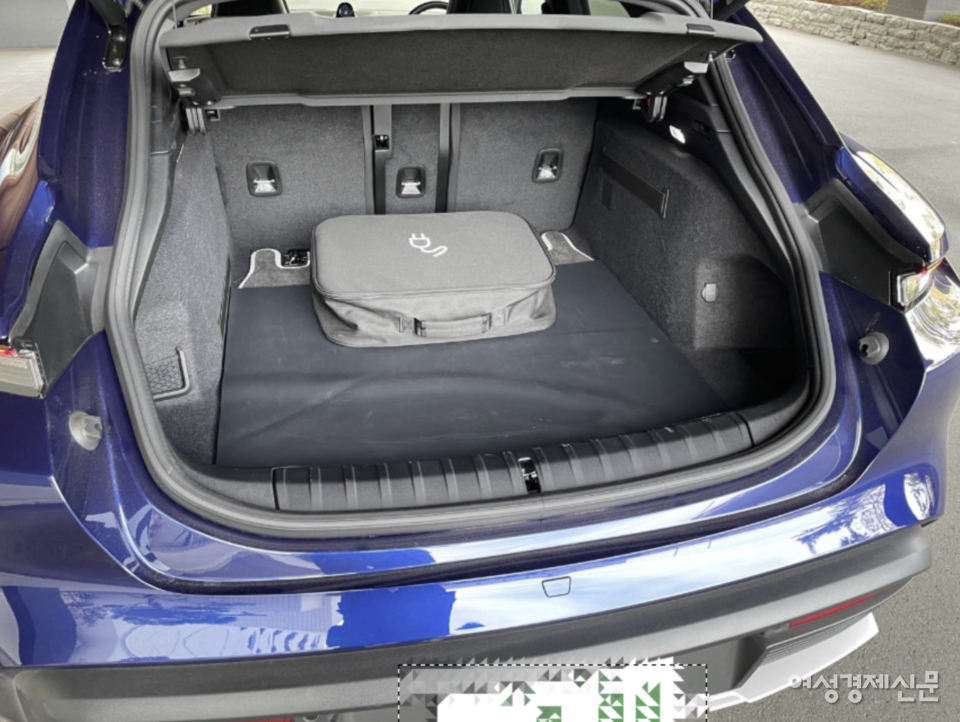 타이칸 크로스 투리스모. 트렁크 공간. /여성경제신문