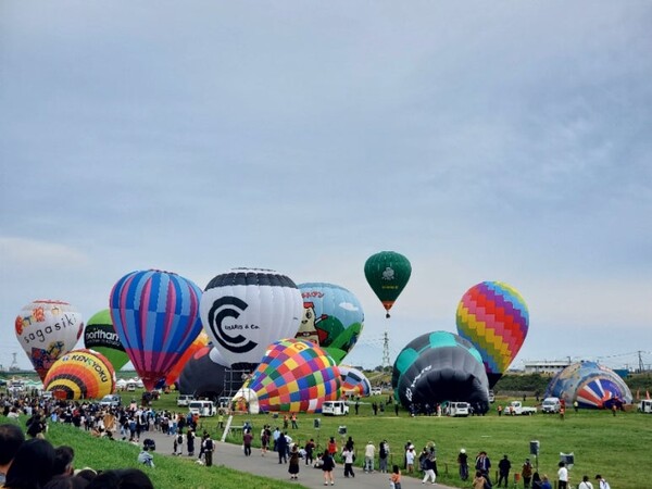 열기구가 준비되면서 갑자기 행사장이 활기를 띠기 시작했다. /사진=양은심