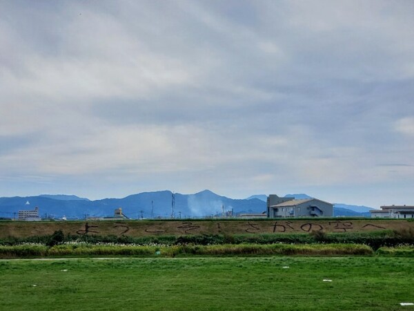 제방 잔디 위에 '어서 오세요. 사가의 하늘에'라는 글씨가 쓰여 있다. /사진=양은심