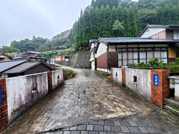 사진 왼쪽에 '고려 다리(高麗橋)'라고 쓰여 있다. 이 다리를 건너서 5분 정도 걸어 가면 '고려인의 묘'가 나온다. /사진=양은심