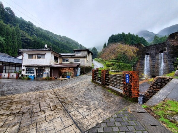 사진 오른쪽에 작은 인공폭포가 보인다. 이 다리 건너 왼쪽에 다시 작은 다리가 보인다. 이곳에서 꺾어 들어가야 할 것을 나는 오른쪽 길로 가버리는 바람에 한참을 헤매었다. /사진=양은심