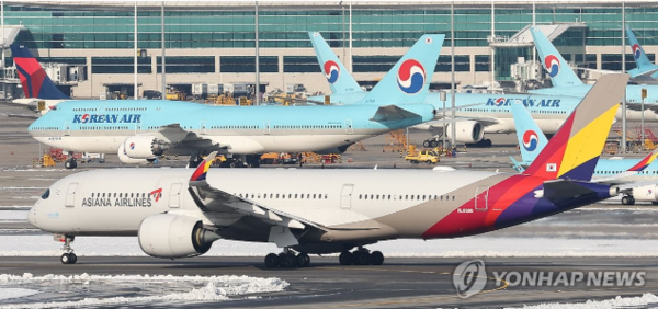 대한항공과 아시아나항공의 합병이 마지막 관문을 넘어서면서 마침내 세계 10위권 대형 항공사가 탄생했다. 28일 인천 영종도 인천국제공항 활주로 대한항공-아시아나항공 여객기가 보인다. /연합뉴스