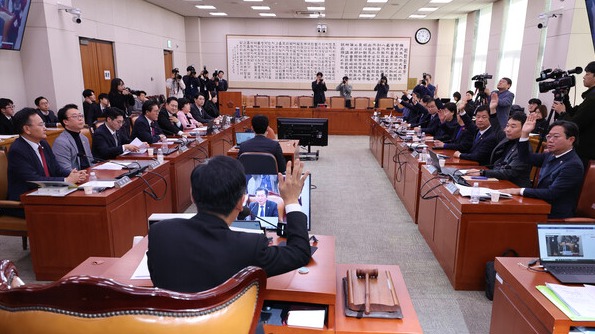 3일 국회 법제사법위원회에서 정청래 위원장과 여야 위원들이 법무부, 검찰청, 검사의 헌법·법령 위반 감사요구안에 대해 표결하고 있다. /연합뉴스