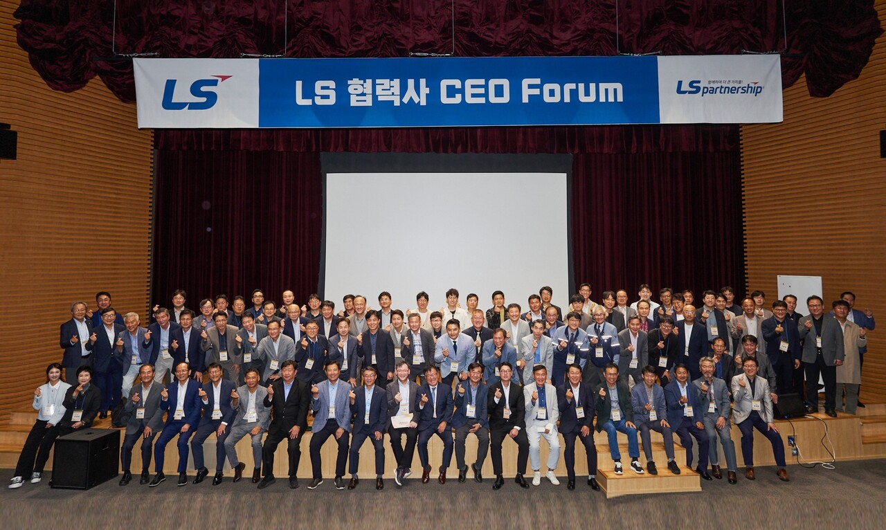 2024년 10월 11일 LS미래원에서 개최된 2024 LS 협력사 CEO 포럼에 참석한 협력사 대표들이 기념사진을 촬영하고 있다. /LS그룹
