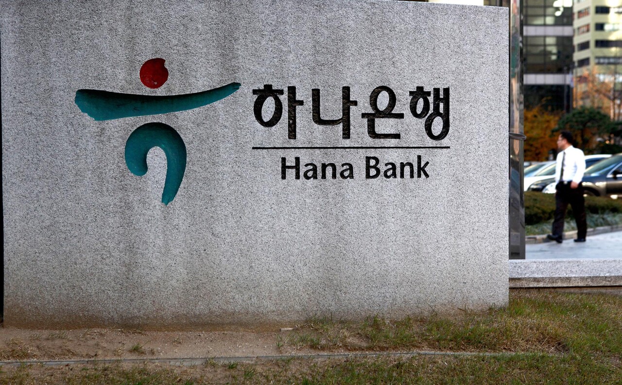 하나은행이 해외 콘텐츠 기업에서 송금받는 수익금을 별도 절차 없이 자동으로 입금해 주는 ‘하나 밀리언달러 통장’ 특화 서비스를 출시했다. /하나금융그룹