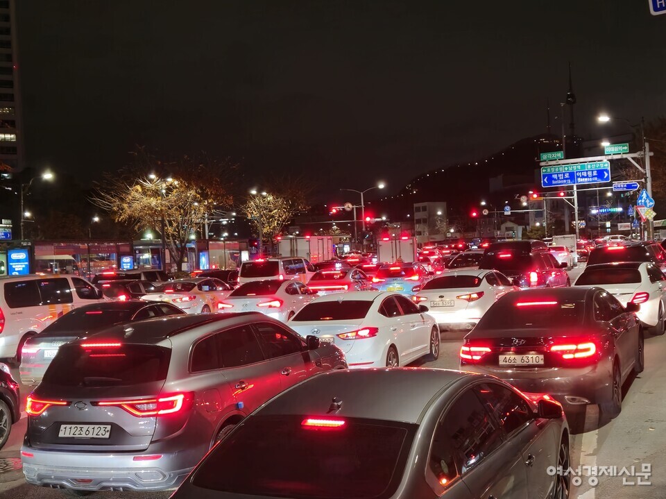 4일 오전 12시 30분쯤 신용산역~삼각지역 일대 모습. 교통 체증이 심각하다. /김정수 기자 