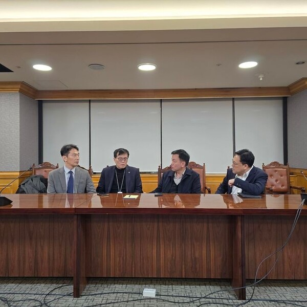 지난 3일 오후 11시 40분 서울 중구 전국은행연합회관에서 긴급 거시경제·금융 현안 간담회가 열렸다. 왼쪽부터 이복현 금융감독원장, 이창용 한국은행 총재, 최상목 부총리 겸 기획재정부 장관, 김병환 금융위원장 /기획재정부