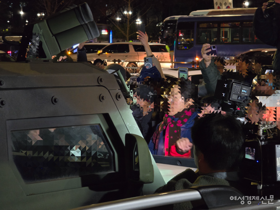 4일 오전 1시경. 시민들에게 둘러싸인 국군 차량이 움직이지 못하고 있다. 일부 시민은 "차에서 내리라"며 소리쳤다. /김현우 기자