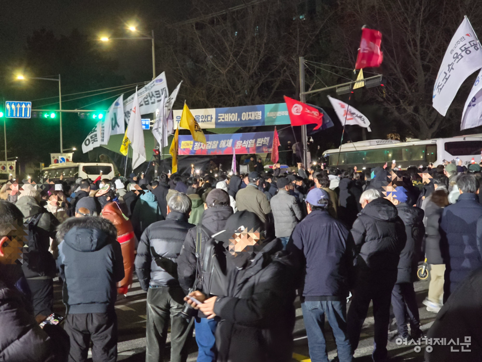 4일 오전 2시경. 서울 영등포구에 위치한 국회의사당 앞 차량이 통제된 차도로 시민들이 몰렸다. /김현우 기자