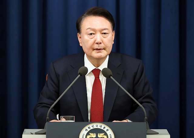 윤석열 대통령이 3일 밤 서울 용산 대통령실 청사에서 긴급 대국민 특별 담화를 하고 있다. /대통령실