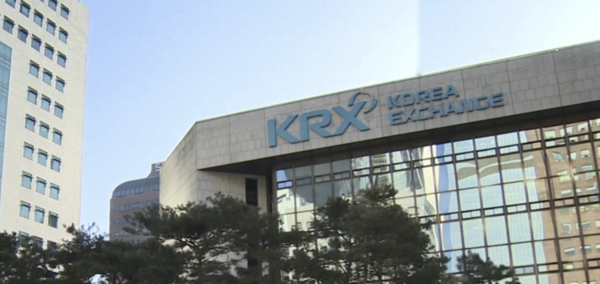 .윤석열 대통령이 비상계엄을 선포하면서 시장이 혼돈에 빠졌지만 한국거래소는 4일 국내 주식시장을 정상 운영하겠다고 밝혔다. 서울 여의도 한국거래소 /연합뉴스