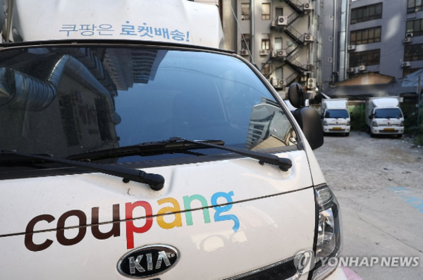 새벽 비상계엄 선포와 해제 사태에도 물류, 배송, 유통 등 주요 산업은 정상적으로 운영돼 피해가 없는 것으로 전해진다. 11월 서울 시내의 한 주차장에 세워진 쿠팡 배송차량의 모습이다. /연합뉴스