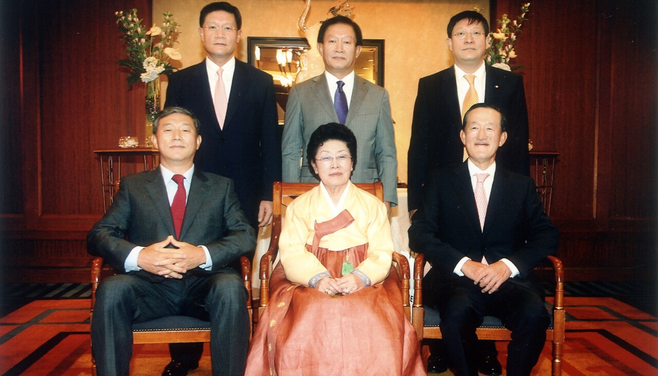 허창수 GS그룹 명예회장(GS건설 회장)의 모친인 구위숙 여사가 3일 오후 5시 노환으로 별세했다.앞줄 오른쪽 부터 허창수 GS그룹 명예회장, 고 구위숙 여사, 허정수 GS네오텍 회장. /GS그룹