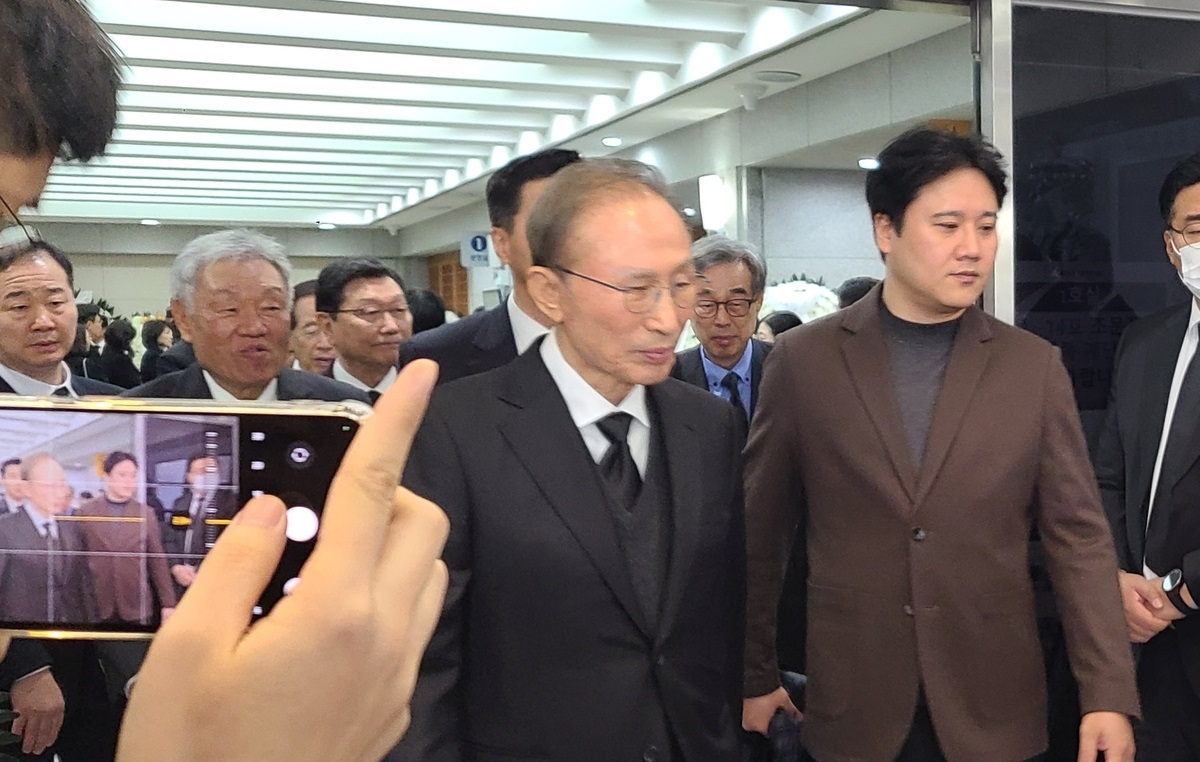 이명박 전 대통령이 4일 오후 서울대병원 장례식장에 마련된 구위숙 여사 빈소를 조문한 뒤 취재진의 질문을 받고 있다. /연합뉴스