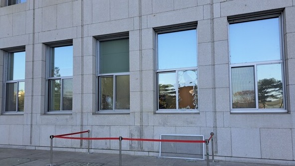 윤석열 대통령이 3일 밤 긴급 성명을 통해 비상계엄을 선포한 가운데 4일 새벽 서울 여의도 국회의사당의 국민의힘 정책위의장실 창문이 계엄군에 의해 파손돼 있다. /서은정 기자