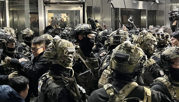 윤석열 대통령이 비상계엄을 선포한 가운데 4일 새벽 서울 여의도 국회의사당에 무장한 계엄군이 진입을 시도하고 있다. /연합뉴스