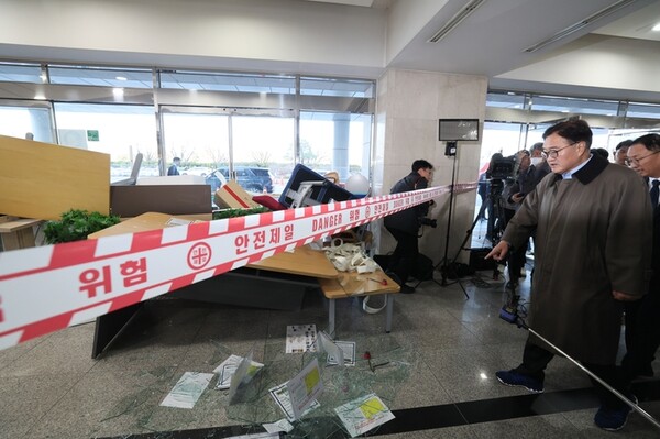 우원식 국회의장이 4일 '비상계엄' 사태로 파손된 국회 시설을 점검하고 있다. /국회의장실