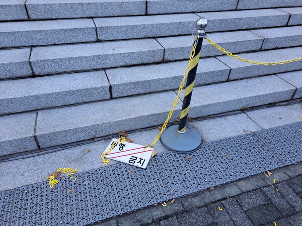 4일 '비상계엄' 사태로 국회 시설물이 파손돼 있다. /서은정 기자