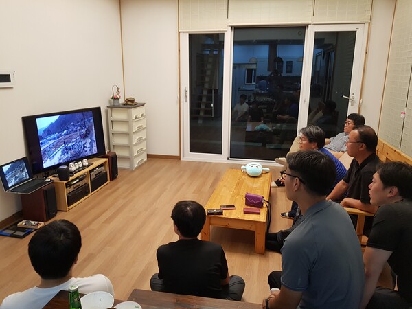 필자가 설계해서 지은 단독주택 심한재 집들이 자리, 건축주는 집 짓기의 과정을 촬영하고 그 자료로 영상을 만들어 집짓기에 참여한 관계자들과 그동안 진행되었던 일을 돌아보고 있다. 건축주가 선정한 전문가를 믿고 그 노고를 챙겨서 치하하는 자리는 너무 소중하다. /김정관