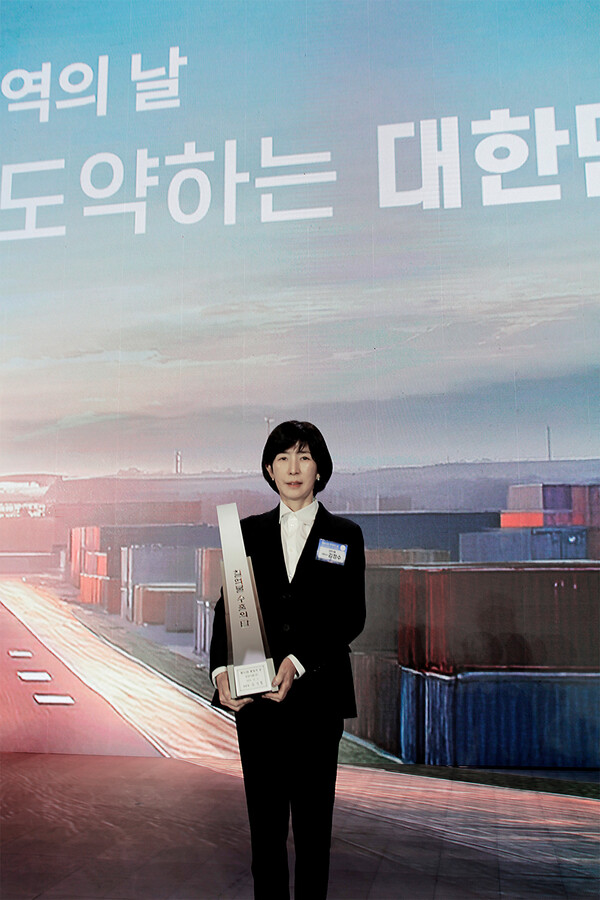 5일 오전 서울 강남구 코엑스에서 열린 '제61회 무역의날' 기념식에서 김정수 삼양식품 부회장이 7억불 수출탑 수상 후 기념사진을 촬영하고 있다. /삼양식품