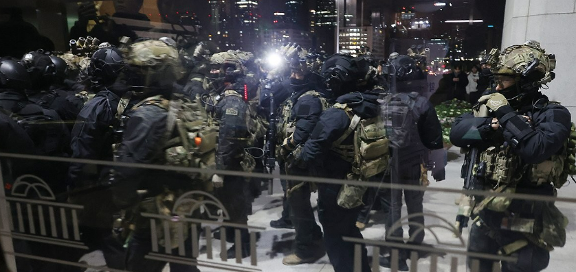 지난 3일 윤석열 대통령이 긴급 담화를 통해 '비상계엄령'을 선포했다. 사진은 지난 4일 자정께 서울 영등포구 여의도 국회 본관으로 계엄군이 진입 준비를 하고 있는 모습이다. /연합뉴스