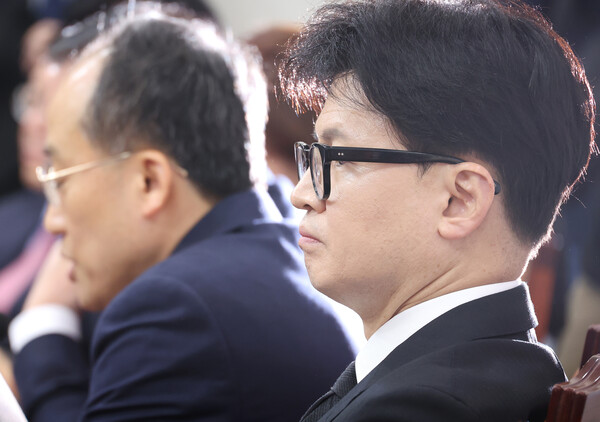 국민의힘 한동훈 대표(오른쪽)가 5일 오전 국회에서 열린 최고위원회의에서 위원들의 발언을 경청하고 있다. /연합뉴스