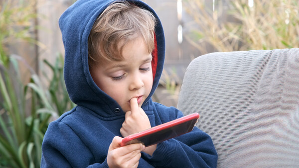 한참 자라는 아이들이 성장 중일 때 손가락을 빤다든지, 혀를 내민다든지, 손톱을 물어뜯는다든지, 심지어는 인형이나 이불 등을 물고 있는 습관을 반복해서 하는 경우가 있다. 완전히 몸에 배어서 수개월 또는 몇 년을 계속하게 되면 얼굴의 형태가 변형이 되어 치열 발육에도 나쁜 영향을 줄 수가 있다. /게티이미지뱅크