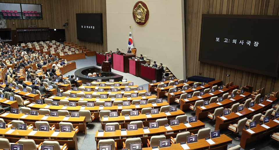 5일 새벽 국회 본회의에서 윤석열 대통령에 대한 탄핵소추안이 보고되고 있다. 국민의힘 의원을 제외한 야6당 의원 190명 전원과 무소속 김종민 의원이 서명한 탄핵소추안은 이날 본회의에 보고된 뒤 24시간 이후 72시간 이내에 표결하게 된다. /연합뉴스